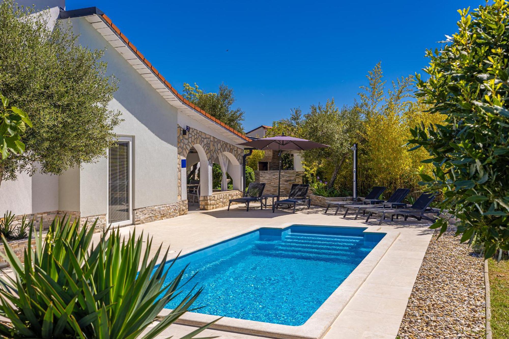 Holiday House Kai With Private Pool Pinezići Extérieur photo